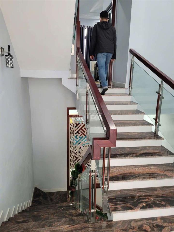 🧣Cho thuê nhà 1trệt 3lầu 5pn 5wc 1bếp viêu đẹp