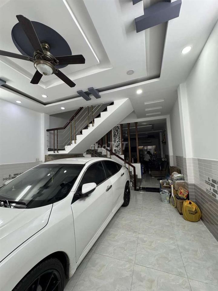 NHÀ 5X20M 1 TRỆT 3 LẦU ĐỐI DIỆN TRƯỜNG HỌC