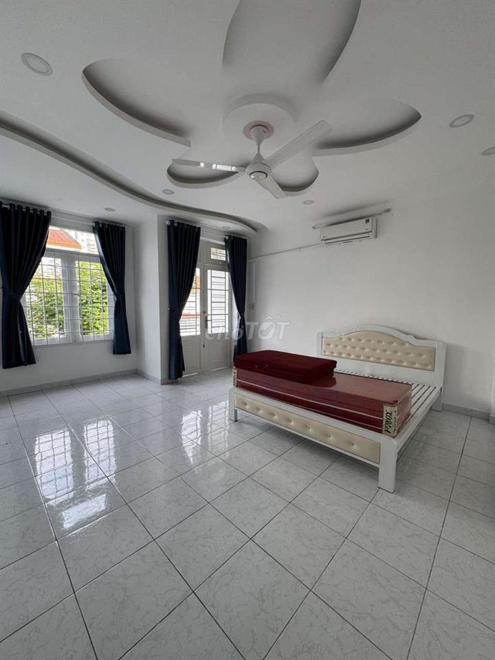 NHÀ 5X20M 1 TRỆT 3 LẦU ĐỐI DIỆN TRƯỜNG HỌC