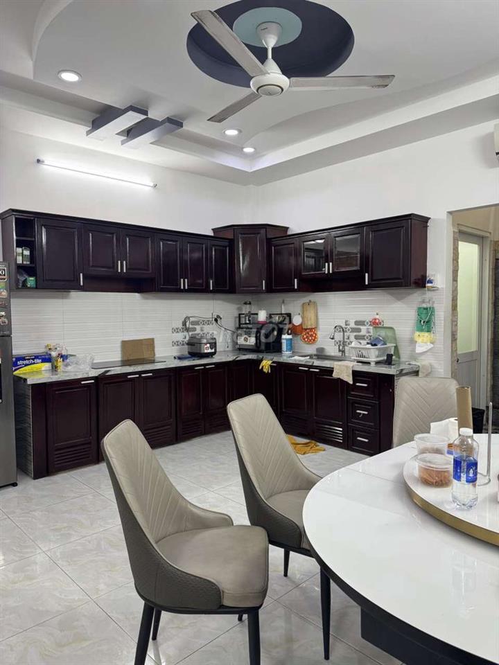 NHÀ 5X20M 1 TRỆT 3 LẦU ĐỐI DIỆN TRƯỜNG HỌC