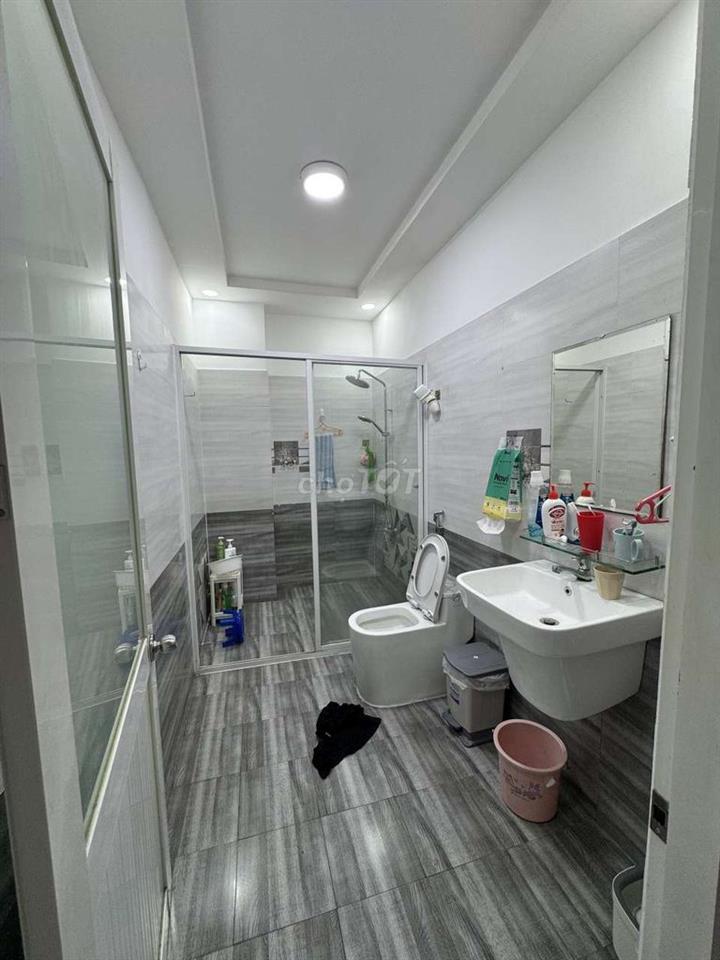 NHÀ 5X20M 1 TRỆT 3 LẦU ĐỐI DIỆN TRƯỜNG HỌC