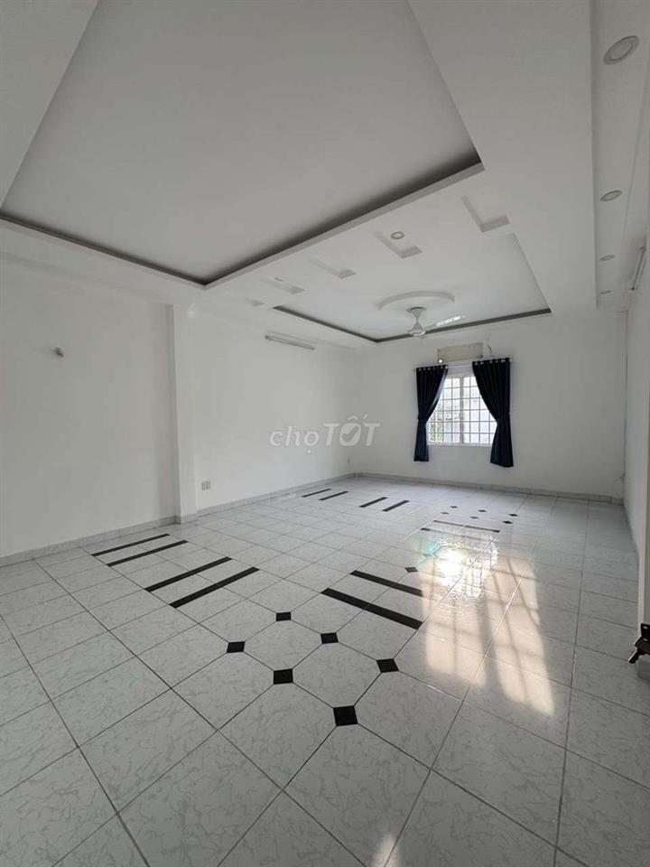 NHÀ 5X20M 1 TRỆT 3 LẦU ĐỐI DIỆN TRƯỜNG HỌC