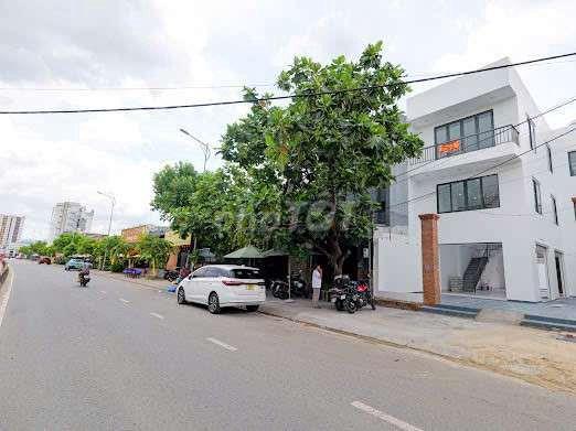 NHÀ DT LỚN MỚI XÂY THÍCH HỢP KINH DOANH