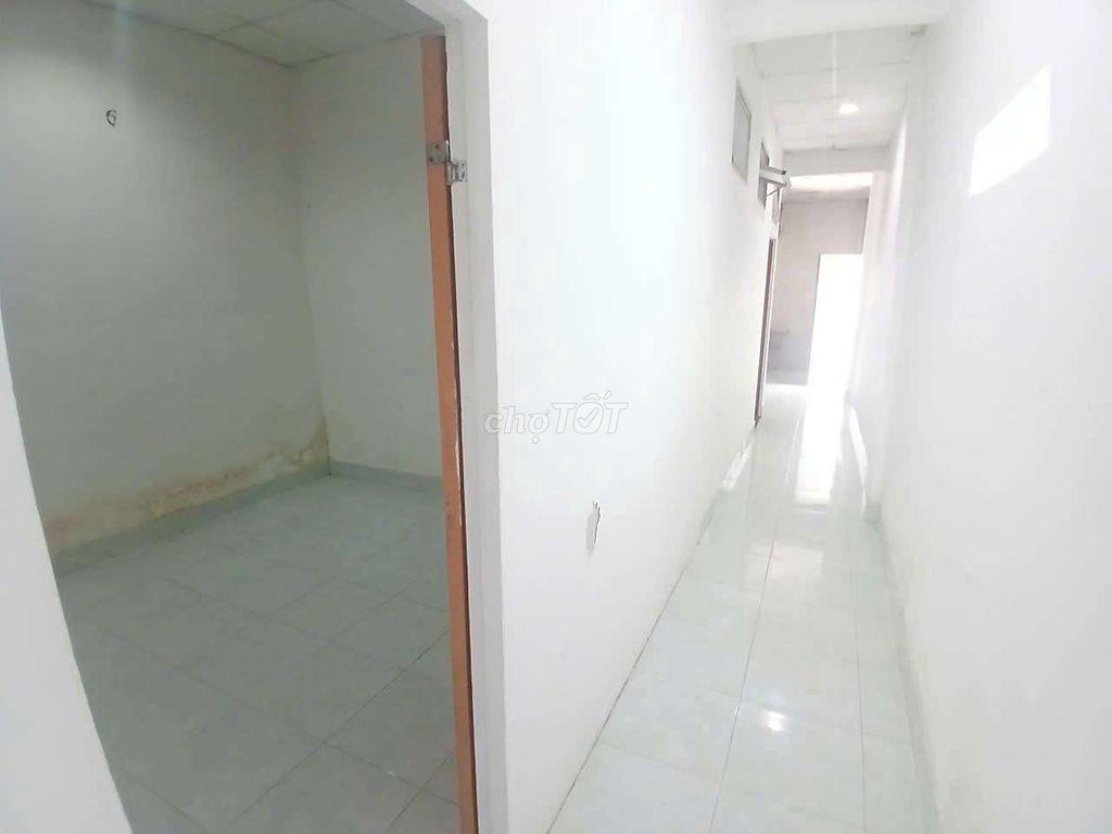 NHÀ 4X20M 2PN ĐANG SƠN SỮA LẠI MỚI