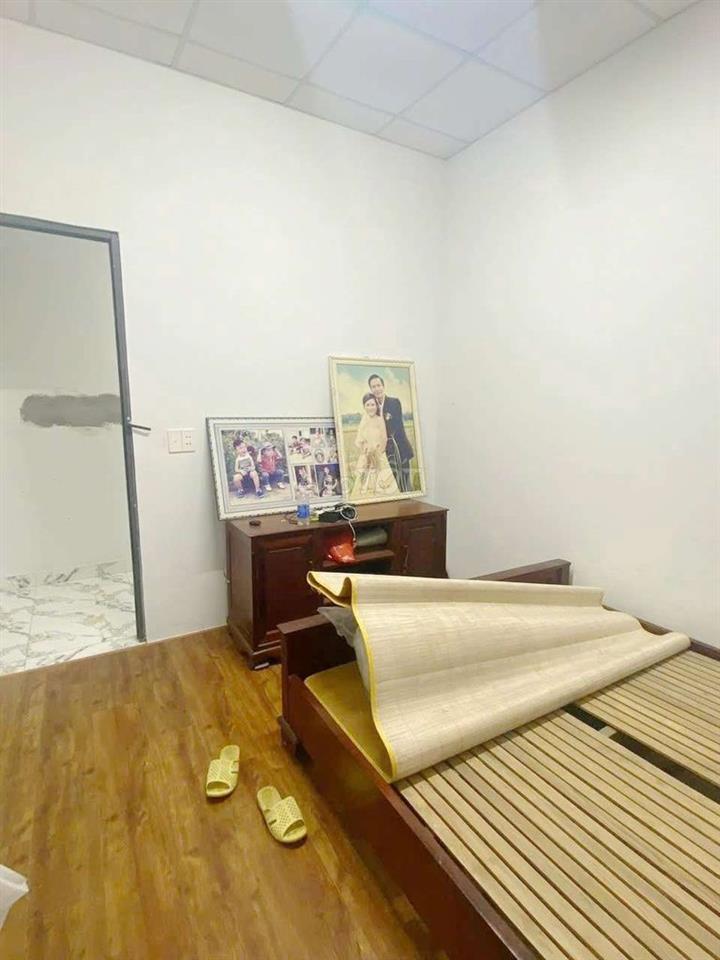 Nhà Sửa Mới Sân Rộng