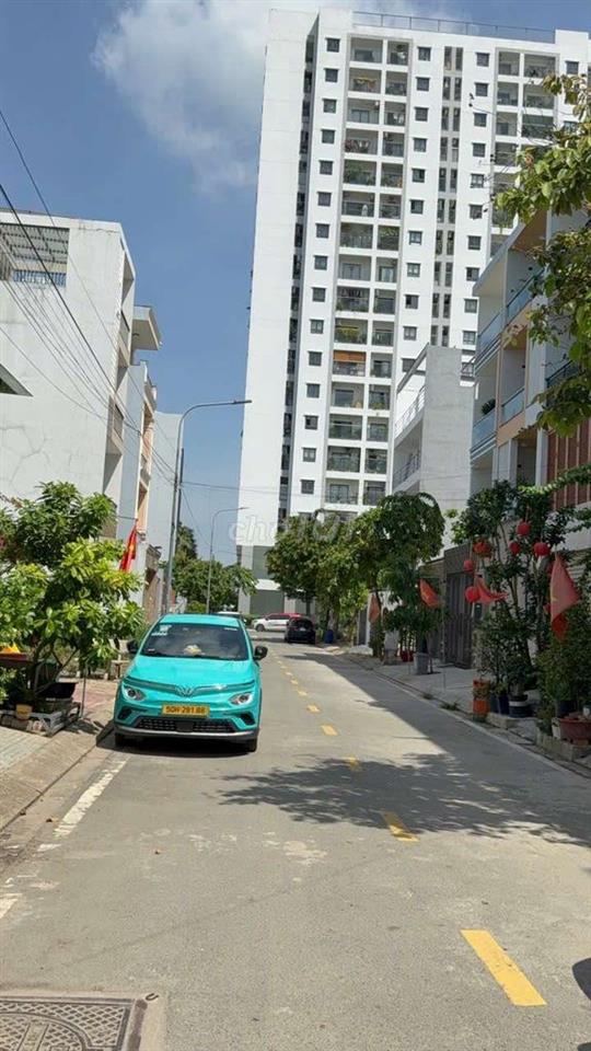 Cần Bán GầP Nhà khu vực 38ha Dương THi Guang DT 4,5 x18 .1  trệt 3lầu.