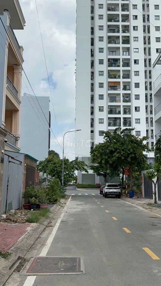 Cần Bán GầP Nhà khu vực 38ha Dương THi Guang DT 4,5 x18 .1  trệt 3lầu.