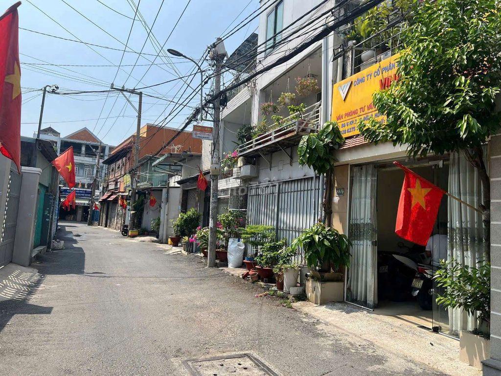 BÁN GầP Nhà 1 Xẹt NVQ  P ĐHT .DT 3,7x20,5 .1 trệt 3 lầu 4PN giá 6tỷ750
