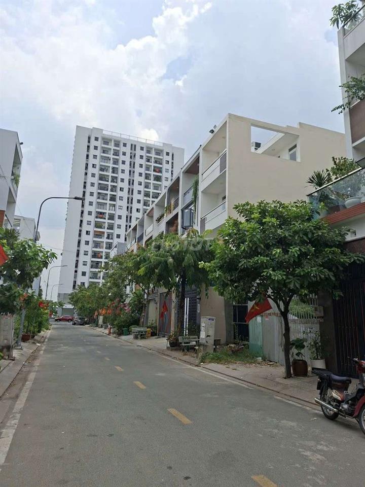 Cần Bán Gầp Đầt Đường DưƠng Thị Giang .DT 4,5 X18 Giá 8 tỷ 680 có sổ