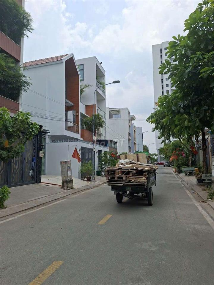 Cần Bán Gầp Đầt Đường DưƠng Thị Giang .DT 4,5 X18 Giá 8 tỷ 680 có sổ