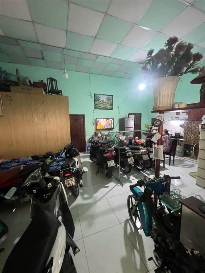 Cho thuê nhà 1 xẹt NGuyễn văn Quá DT 4x13 . 1 trệt 1Lầu 2PN 2WS .