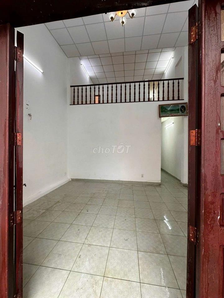 Cần bán gấp Nhà Cầp 4 Bà Điểm .DT 4 x17.5 .Gác lửng  giạ 3tỷ950 TL