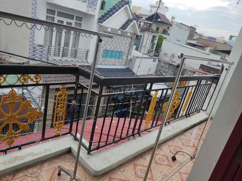 phòng ban công, Trung Chánh Nguyễn Ảnh Thủ
