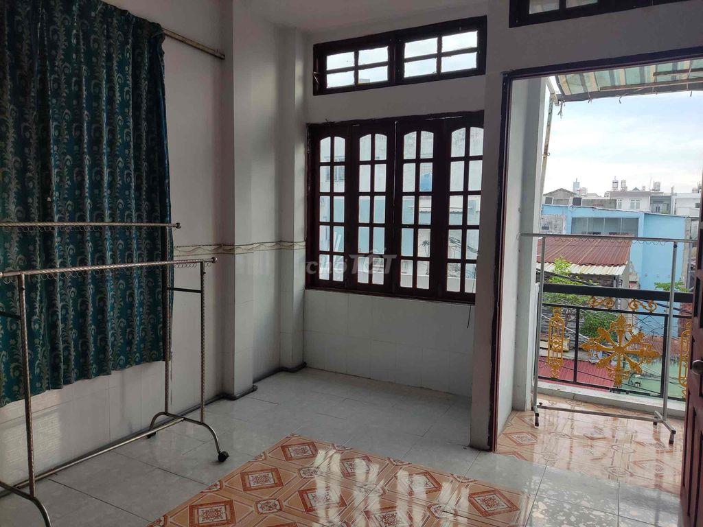 phòng ban công, Trung Chánh Nguyễn Ảnh Thủ