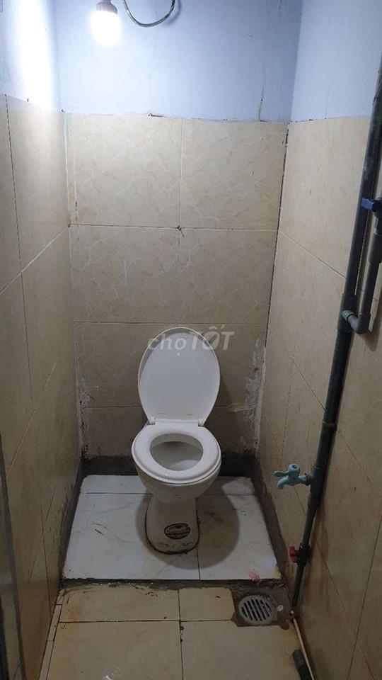 Phòng trọ 20m2, có gác, mới 95%, 2 cửa sổ, gần đường lớn