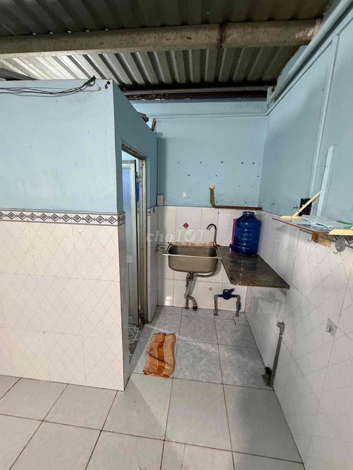 phòng sạch sẽ thoáng mát có các nhà vệ sinh trong nhà