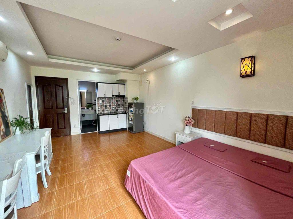 STUDIO BAN CÔNG GIÁ GỐC - ĐỐI DIỆN. CRESENTMALL
