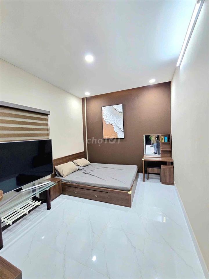 nhà bán đường trước nhà 9 m gần quận 7 , gần khu chiết xuất Tân Thuận