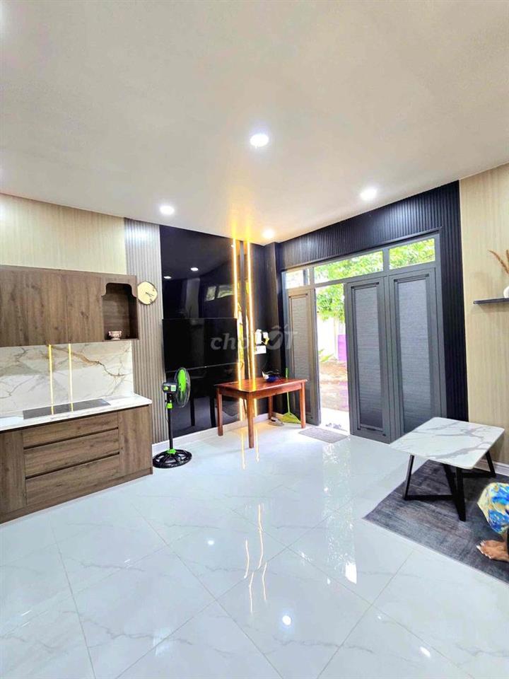 nhà bán đường trước nhà 9 m gần quận 7 , gần khu chiết xuất Tân Thuận