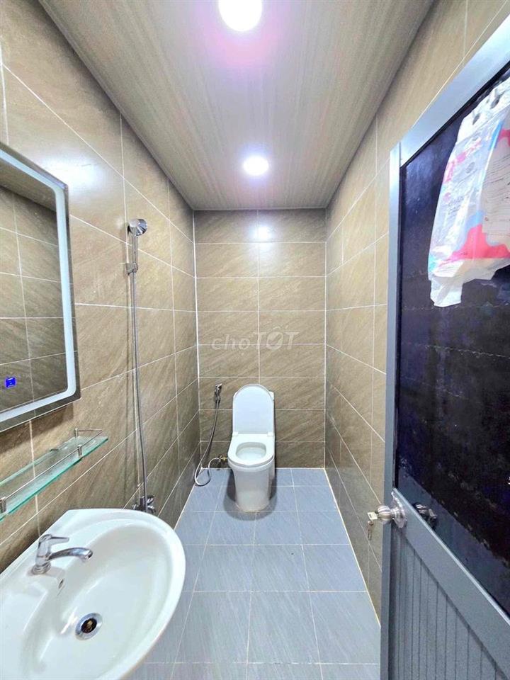 nhà bán đường trước nhà 9 m gần quận 7 , gần khu chiết xuất Tân Thuận