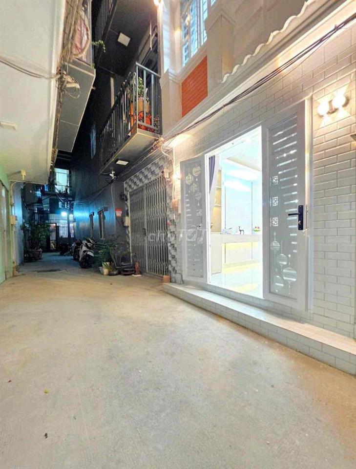 2 tỷ 050tr , nhà bán có sổ hồng 2 lầu ngay cầu Phú Xuân