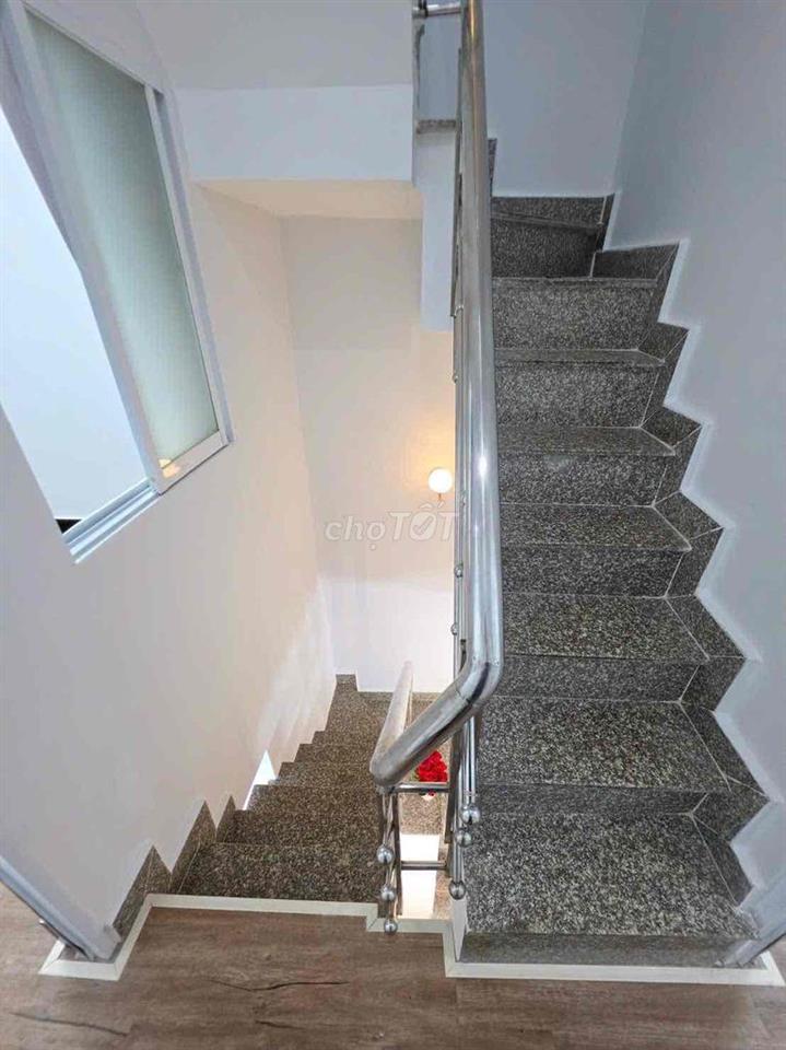 2 tỷ 050tr , nhà bán có sổ hồng 2 lầu ngay cầu Phú Xuân