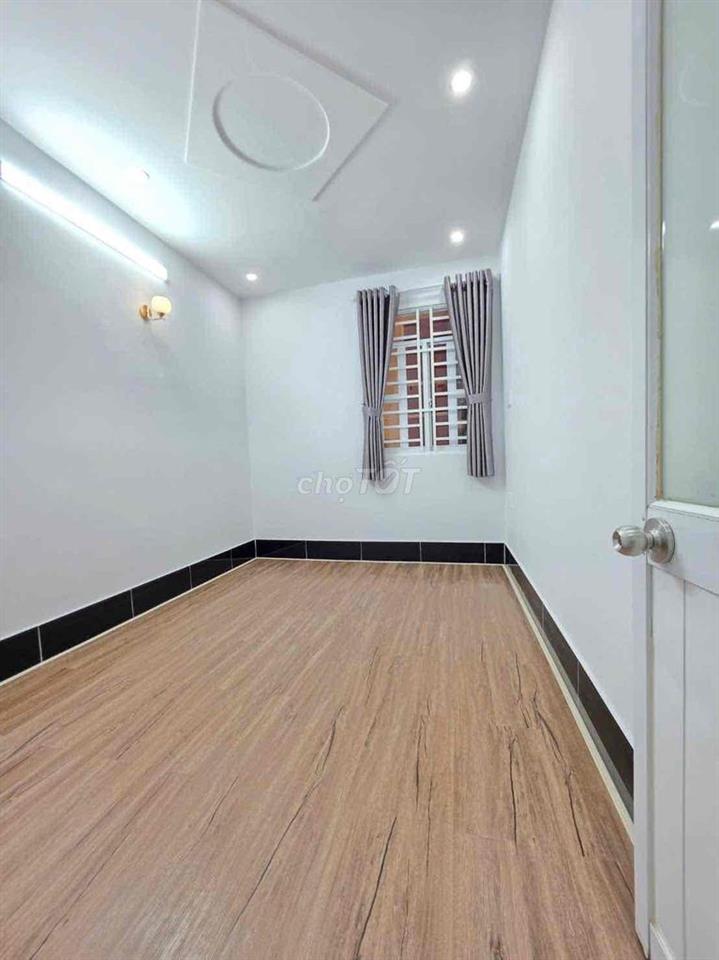 2 tỷ 050tr , nhà bán có sổ hồng 2 lầu ngay cầu Phú Xuân