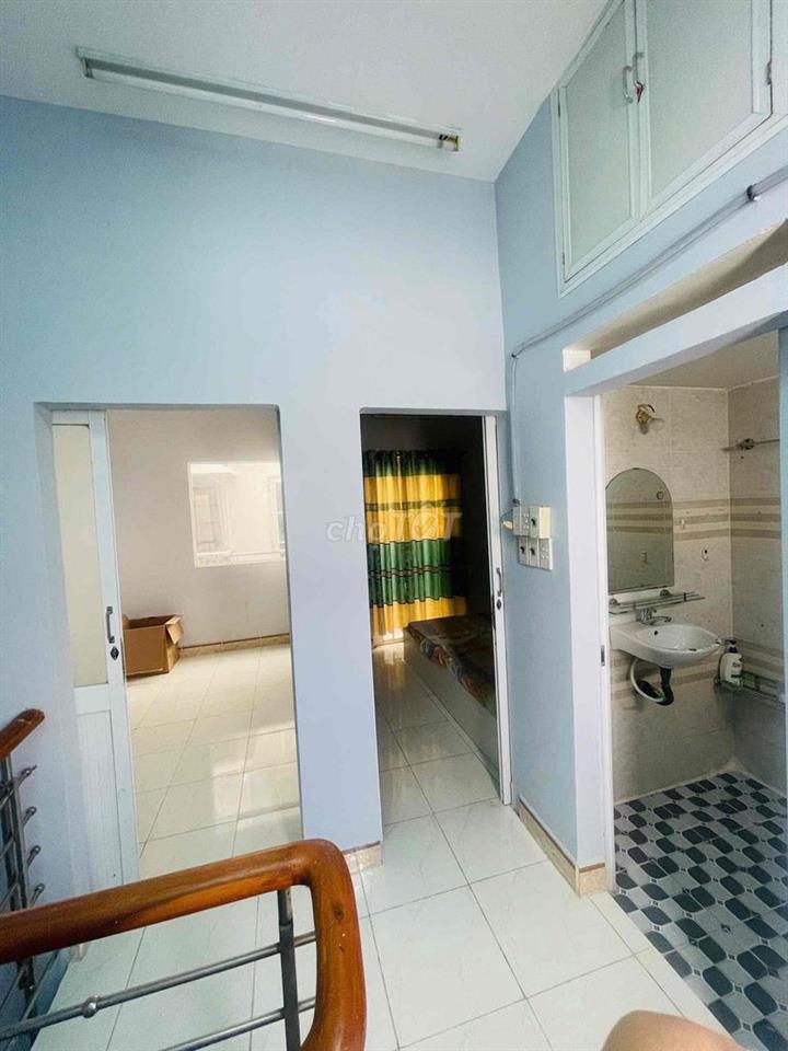 cần bán nhà hẻm xe hơi,một trệt,2 lầu ,3pn,3wc