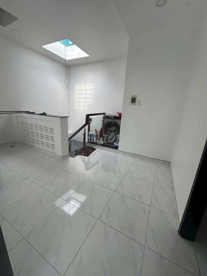 Nhà 2 mặt tiền ngang 8m dài 11.5 đuờng xe hơi