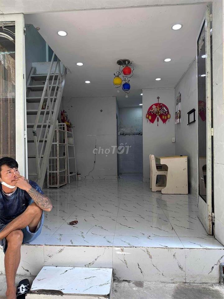nhà nhiều người không ỡ đủ. muốn bán để mua căn lớn hơn.