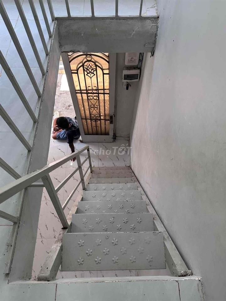 nhà nhiều người không ỡ đủ. muốn bán để mua căn lớn hơn.