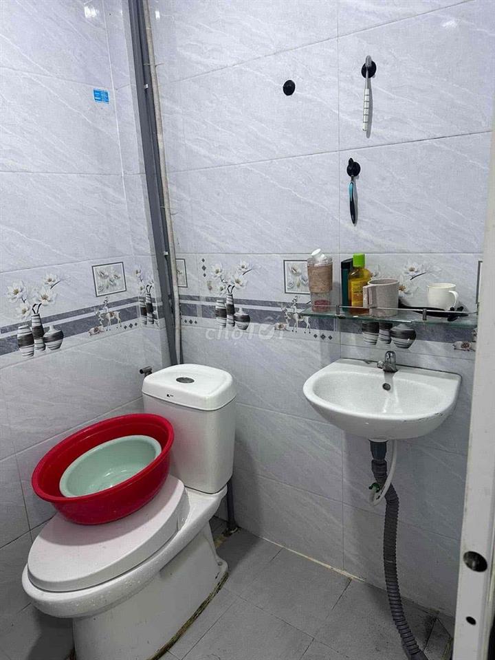 nhà nhiều người không ỡ đủ. muốn bán để mua căn lớn hơn.