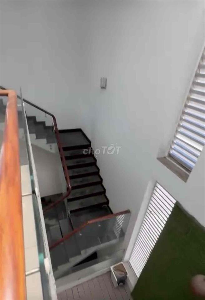 Bán gấp nhà: 9x22,3lầu hẻm 99(5m),Nguyễn Văn linh,tân thuận tây,Q7