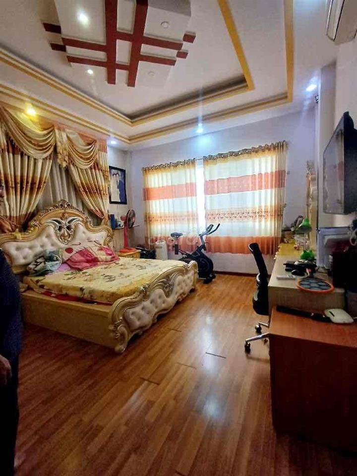 Bán gấp Nhà 4 tầng, DT 100m2, Ngang 4 hẻm xe hơi, sát Quận 7