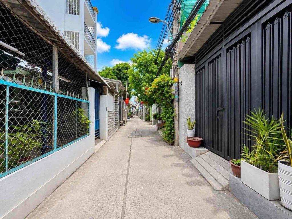 Nhà 2 tầng hẻm 1206 Huỳnh Tấn Phát, Dt 70m2, nở hậu 4,8m, sổ riêng