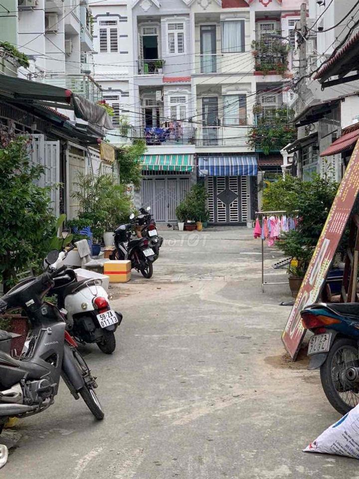 Chính chủ bán nhà 3 tầng,sổ hồng,đường nhựa 6m,xe oto đỗ ngay nhà
