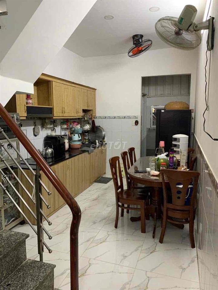 Chính chủ bán nhà 3 tầng,sổ hồng,đường nhựa 6m,xe oto đỗ ngay nhà