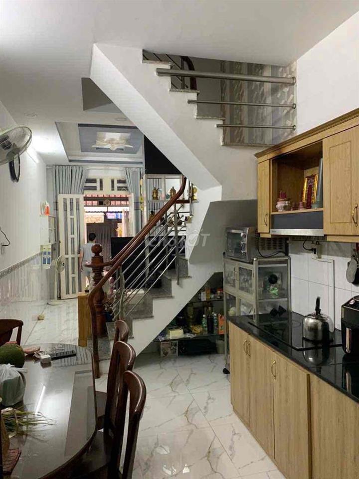 Chính chủ bán nhà 3 tầng,sổ hồng,đường nhựa 6m,xe oto đỗ ngay nhà