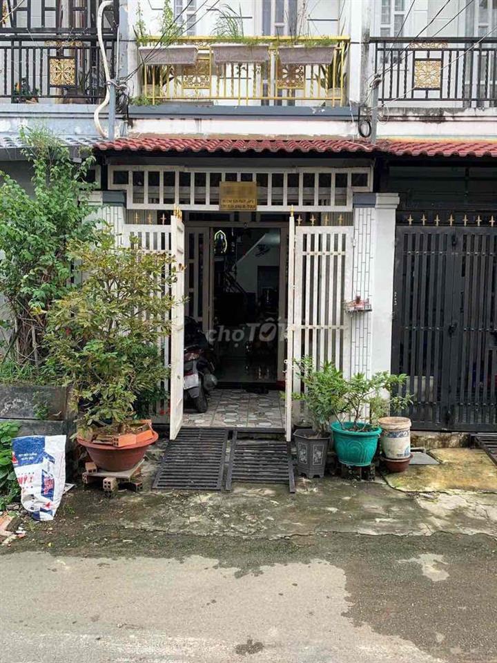 Chính chủ bán nhà 3 tầng,sổ hồng,đường nhựa 6m,xe oto đỗ ngay nhà