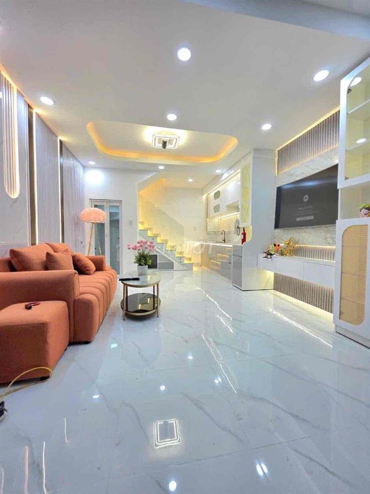 Nhà có sổ hồng gần sát đường Huỳnh Tấn Phát Q7
