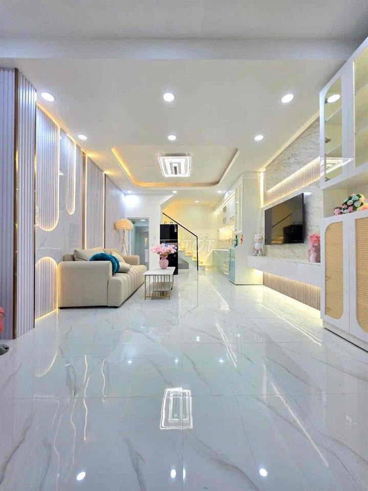 Nhà có sổ hồng gần sát đường Huỳnh Tấn Phát Q7