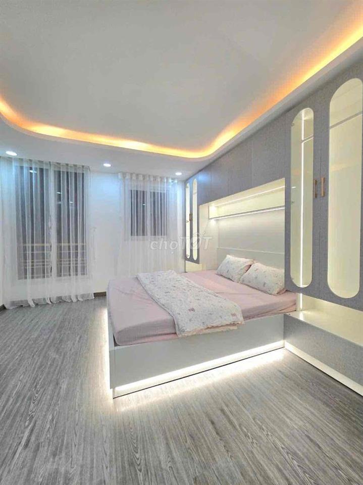 Nhà có sổ hồng gần sát đường Huỳnh Tấn Phát Q7