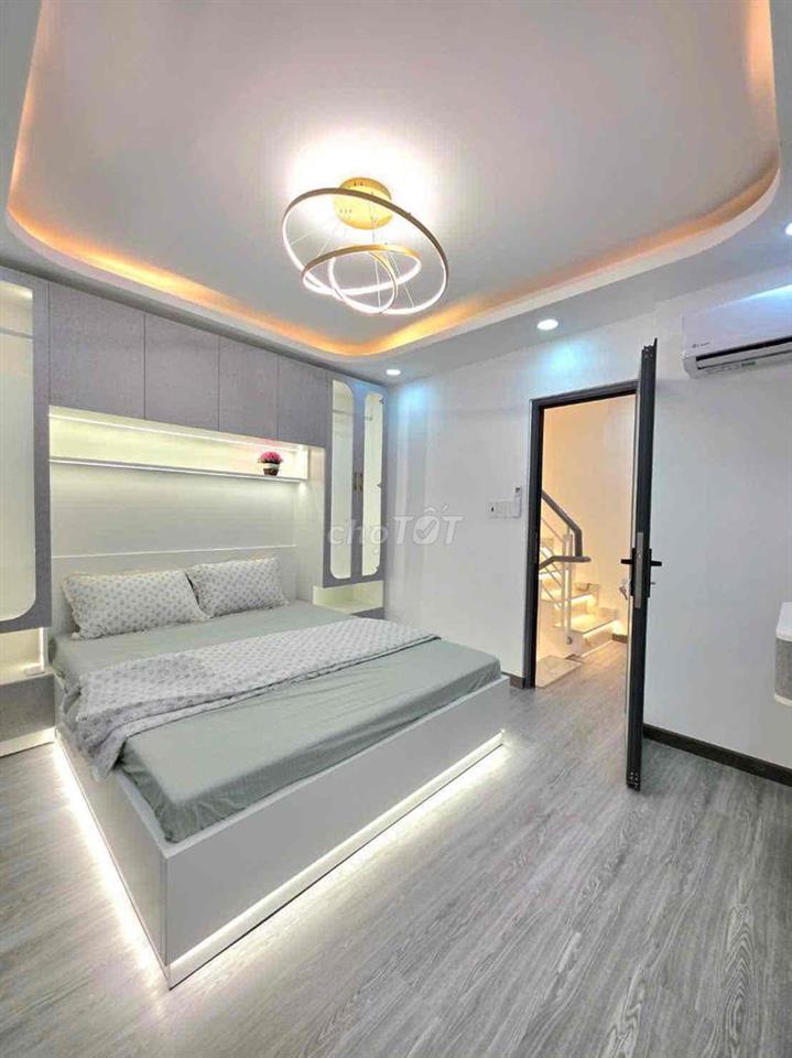Nhà có sổ hồng gần sát đường Huỳnh Tấn Phát Q7