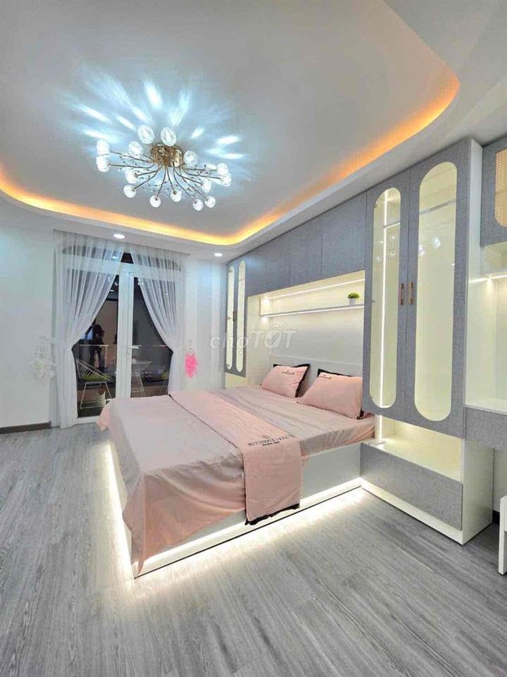 Nhà có sổ hồng gần sát đường Huỳnh Tấn Phát Q7