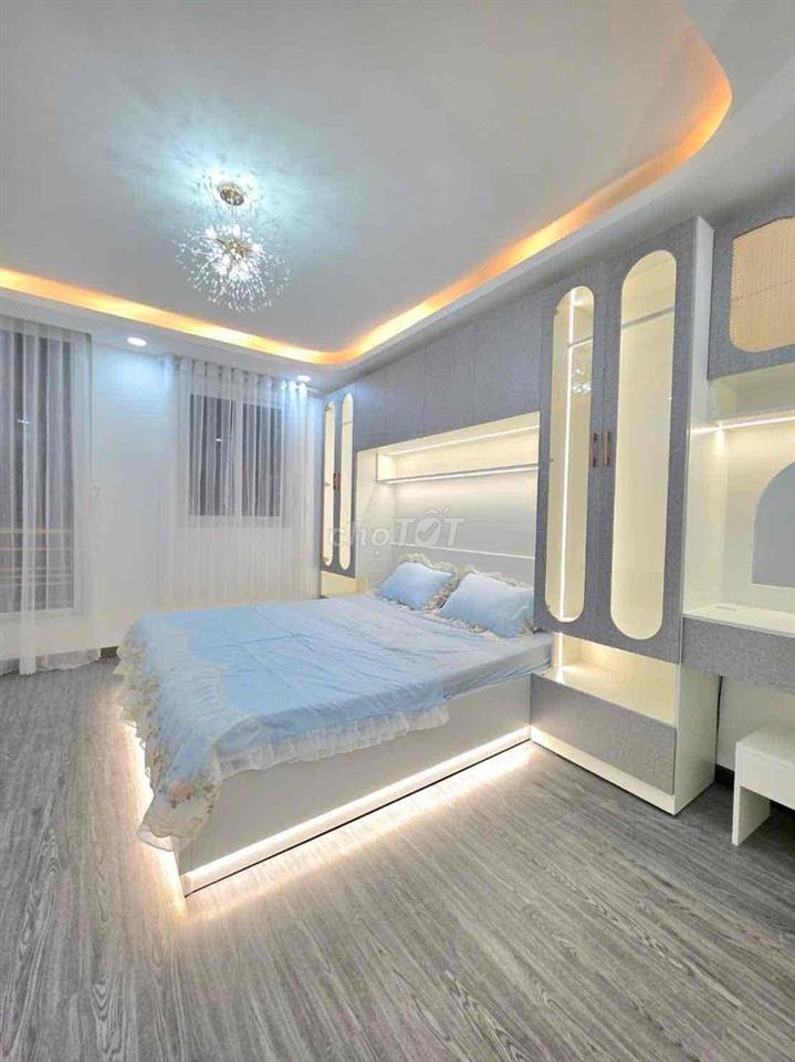 Nhà có sổ hồng gần sát đường Huỳnh Tấn Phát Q7