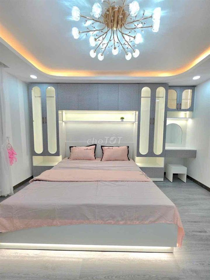 Nhà có sổ hồng gần sát đường Huỳnh Tấn Phát Q7