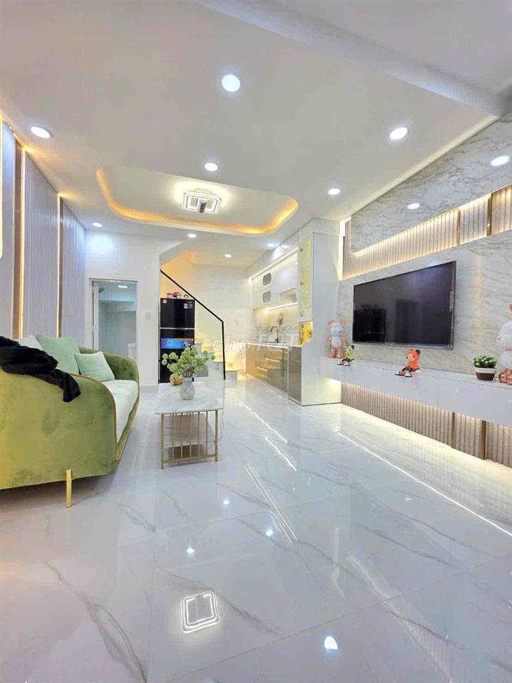 Nhà có sổ hồng gần sát đường Huỳnh Tấn Phát Q7