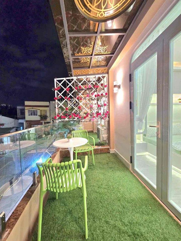 Nhà có sổ hồng gần sát đường Huỳnh Tấn Phát Q7