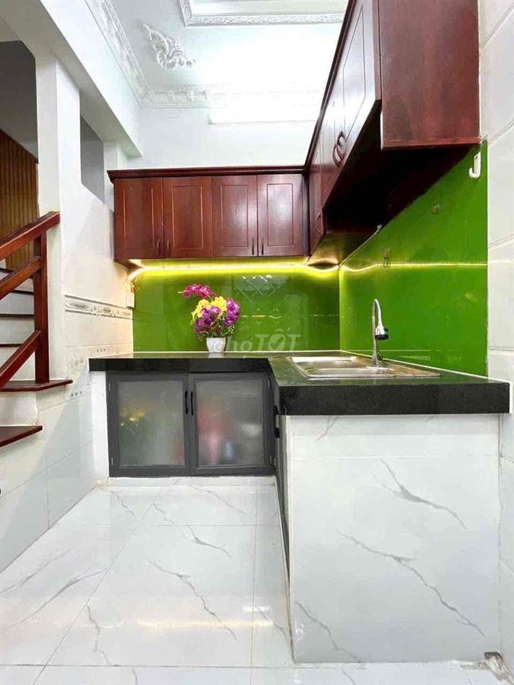 Bán nhà có sân thượng , 3 lầu hẻm thoáng gần đường lộ lớn và xe hơi tớ