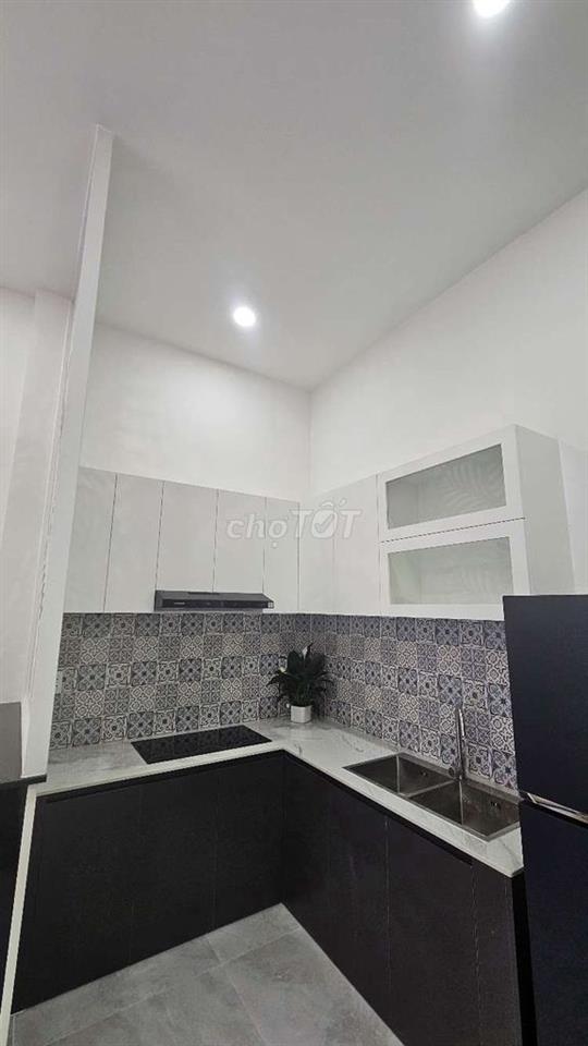 Nhà xe hơi quay đầu 80m2 vào ở liền đường lê văn lương 
